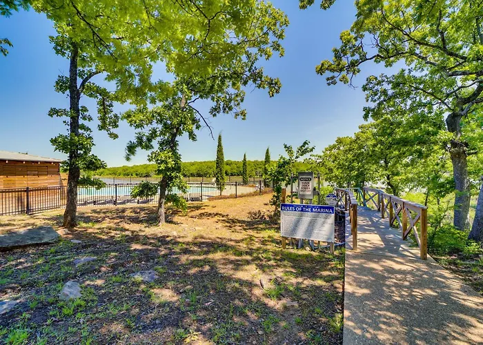 Cozy Carlton Landing Home - Pools & Lake Access